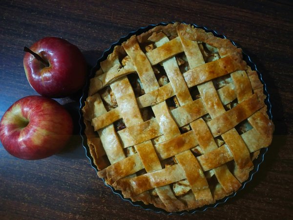 Quels sont les secrets pour une tarte aux pommes rustique avec une pâte croustillante ?